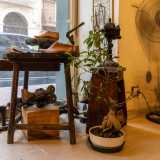 Accanto ecco invece �Atelier 11�, bottega di calzolai della famiglia Calabrese attiva da 35 anni. All�interno, insieme all�odore di pelle e colla, vi sono ancora antichi strumenti utilizzati un tempo per realizzare scarpe fatte a mano